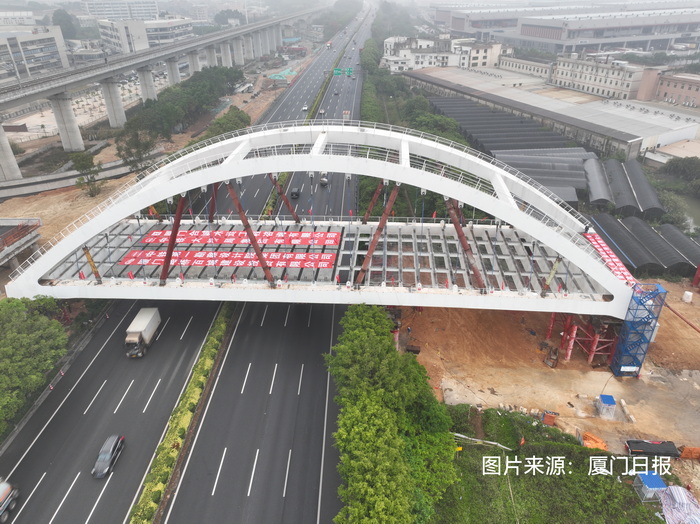 廈門日?qǐng)?bào)：11天“上跨”沈海高速?gòu)B門段 2054噸鋼拱橋?qū)崿F(xiàn)“毫米級(jí)誤差”落腳 跨徑達(dá)90米，頂推距離82.15米，刷新國(guó)內(nèi)同類型施工紀(jì)錄